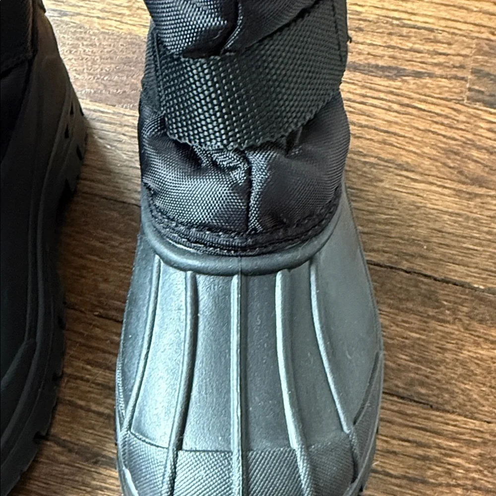 Black Winter Snow Boots kids size 32 which is comparable to little kid size 13/1